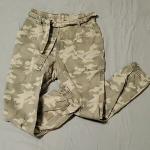 Hollister Camouflage Cargo Joggers. A2